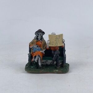 Lemax 2014 Really Late Train Spooky Town #42205‎ Couple Waiting Park Street